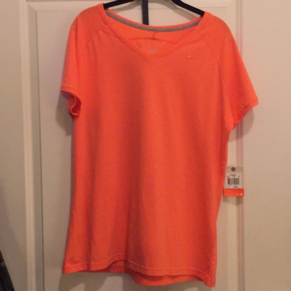 NIKE WOMENS T-SHIRT (NEW)